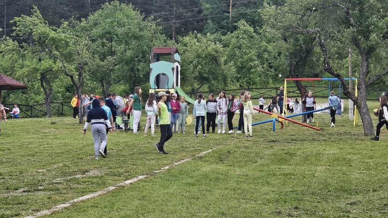 Prava milina, umesto u učionici djaci dan proveli u prirodi: Očenici iz Prijepolja svoje čas iskoristili na najbolji mogući način - na svežem vazduhu (FOTO)