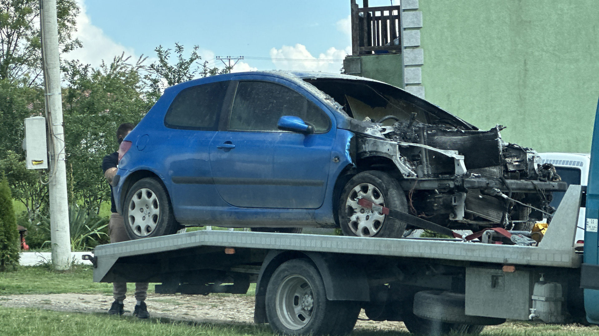 Prvo je počelo da se dimi ispod haube, a onda je izbio ogroman plamen: Slike sa lica mesta jezive, zapalio se "pežo" u mestu Baluga kod Čačka (FOTO)