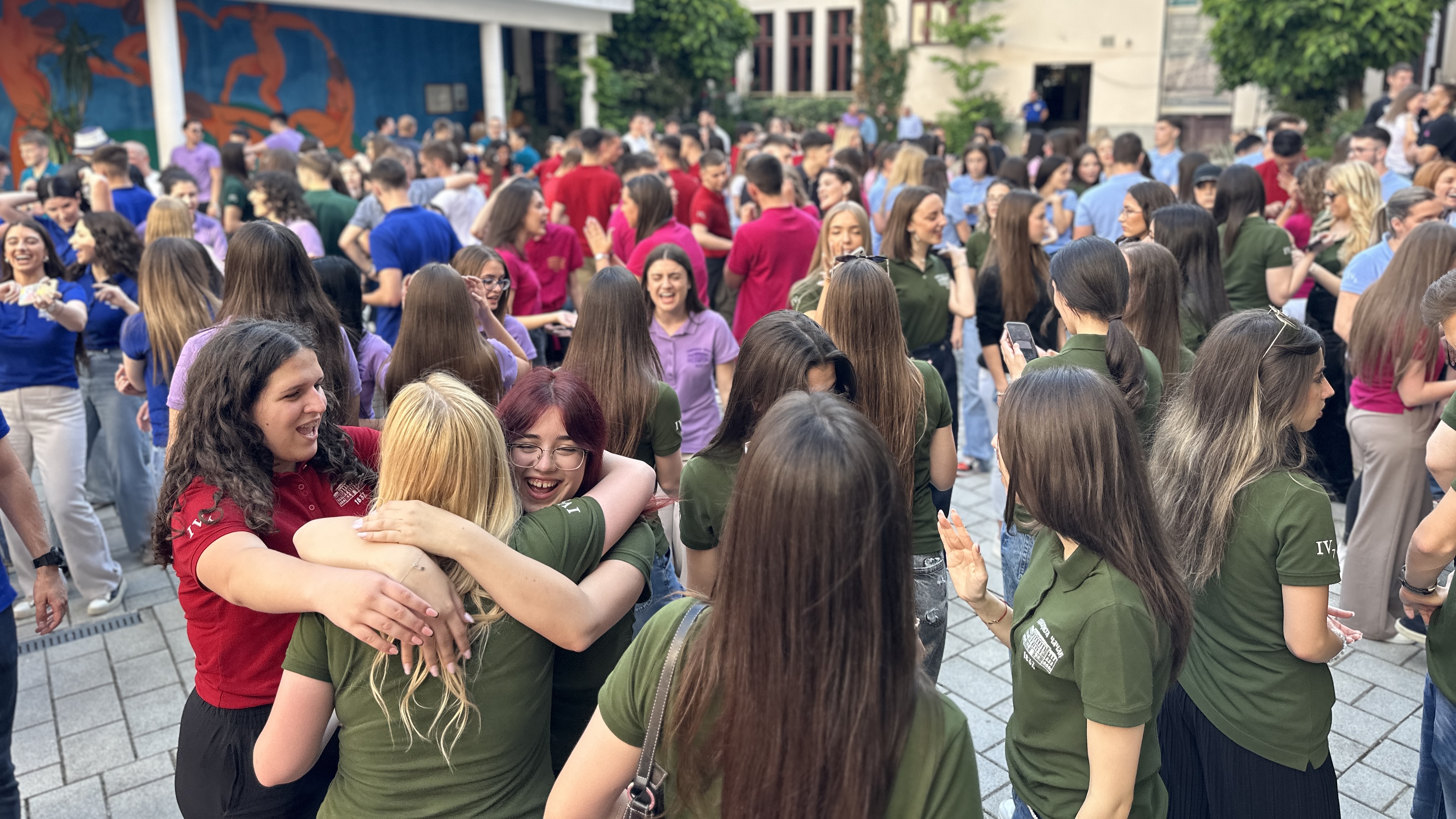 Fenomenalne slike iz Čačka - maturanti Gimnazije uz sjajnu žurku slave kraj srednje škole/ Foto: RINA