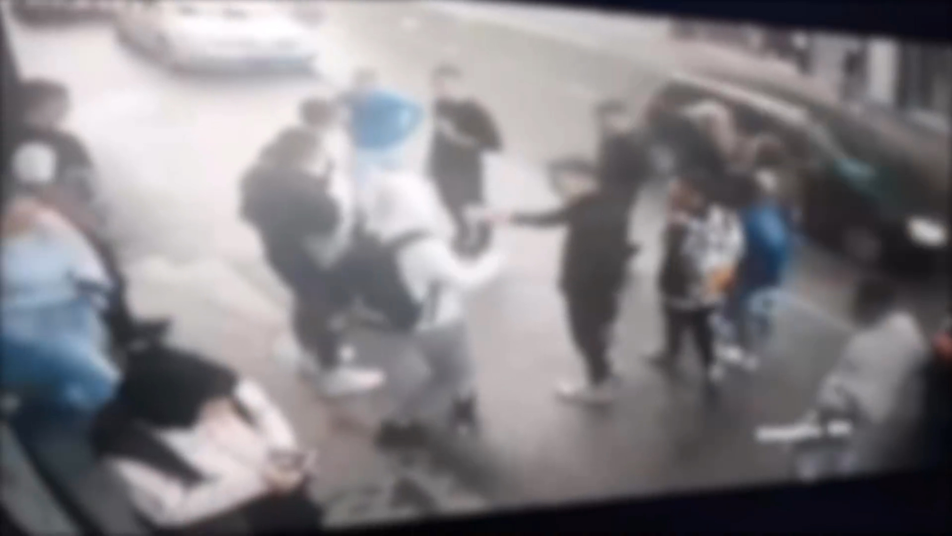 Brutalna tuča dečaka u centru Novog Pazara: Jezivi snimci nasilja pojavili se u javnosti, niko od vozača nije stao da ih razdvoji (VIDEO)