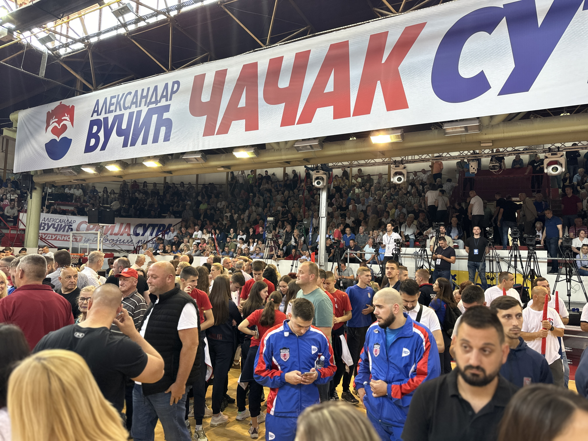 Nekoliko hiljada ljudi dočekalo predsednika Aleksandra Vučića u Čačku / foto: RINA