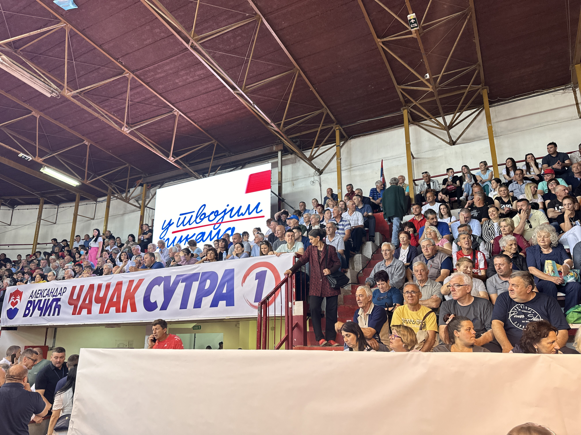 Nekoliko hiljada ljudi dočekalo predsednika Aleksandra Vučića u Čačku / foto: RINA