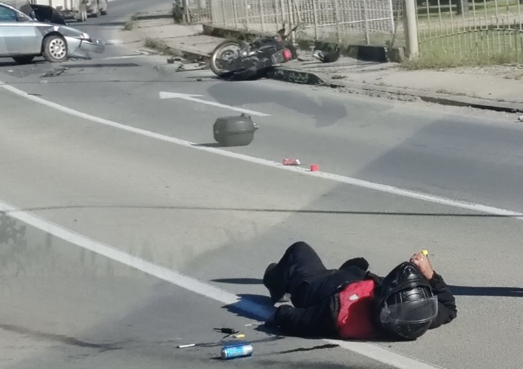 Od siline udara pao je na zemlju, sva sreća pa je imao kacigu: Sudar motora i automobila ma Ibarskoj magistrali (FOTO)