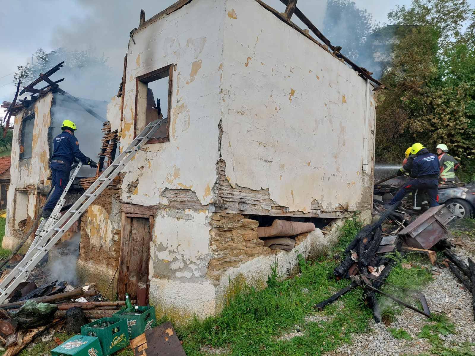 Nastradao muškarac u Bijelom Polju u požaru: Vatra potpuno uništila porodičnu kuću, na teren odmah poslato 15 vatrogasaca i pet vozila (FOTO)