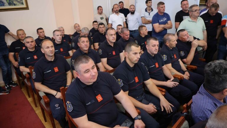 Veliko vam hvala, ovaj grad će to pamtiti: Uručena priznanja hrabrim vatrogascima koji su danima gasili plamen na deponiji Duboko (FOTO)