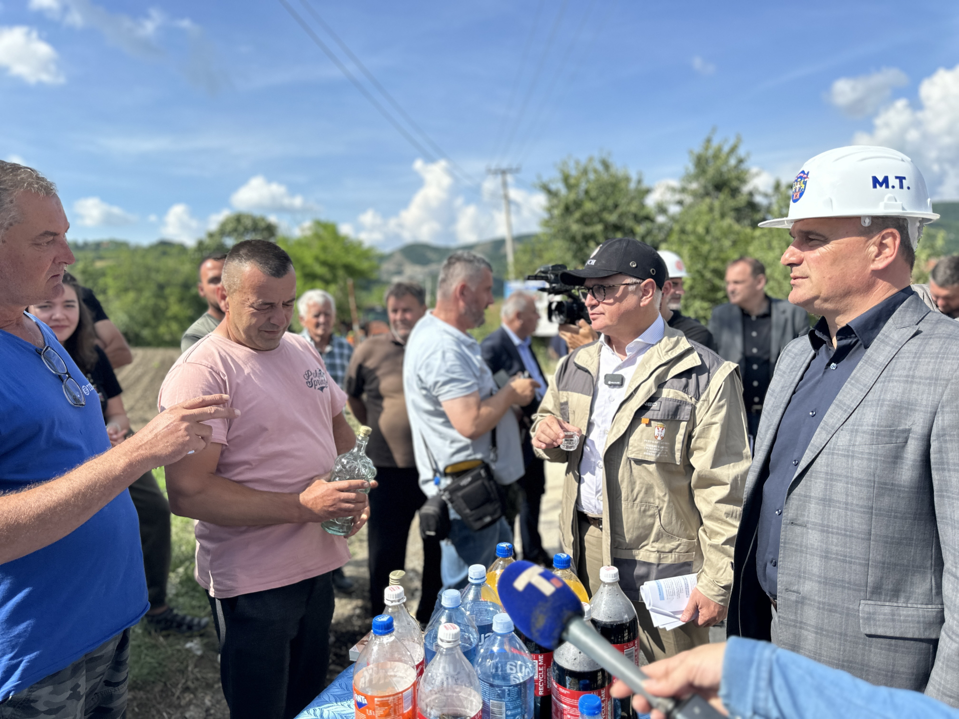 Vruć asflat u čačanskim selima meštanima zamirisao lepše od pečenja, gradi se nov put na mestu gde su tokom izgradnje auto-puta kamioni napravili haos/ FOTO: RINA