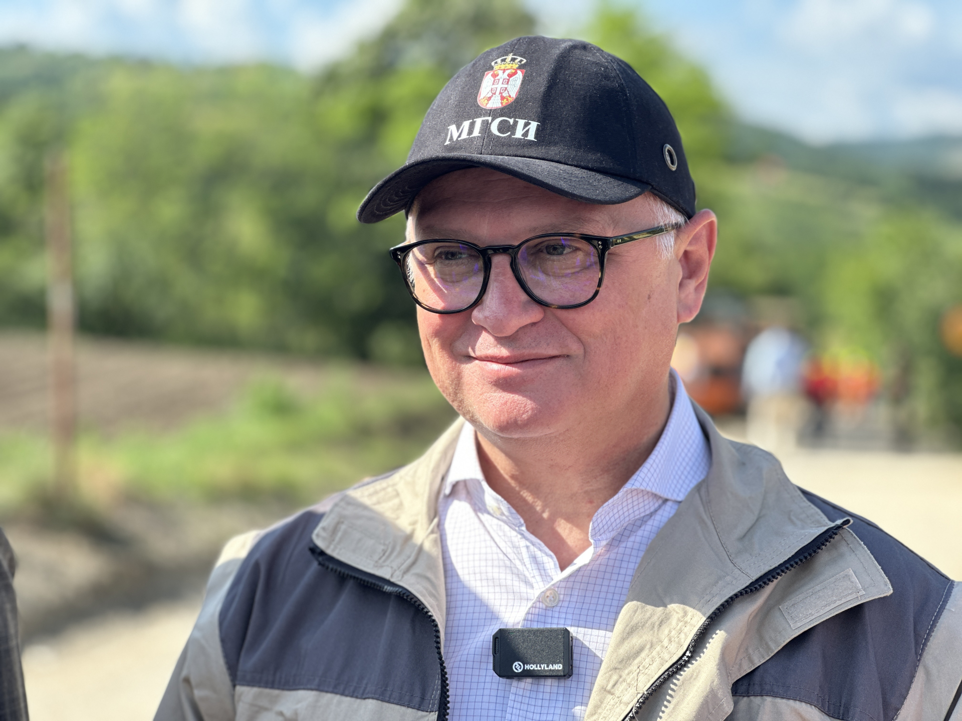 Vruć asflat u čačanskim selima meštanima zamirisao lepše od pečenja, gradi se nov put na mestu gde su tokom izgradnje auto-puta kamioni napravili haos/ FOTO: RINA