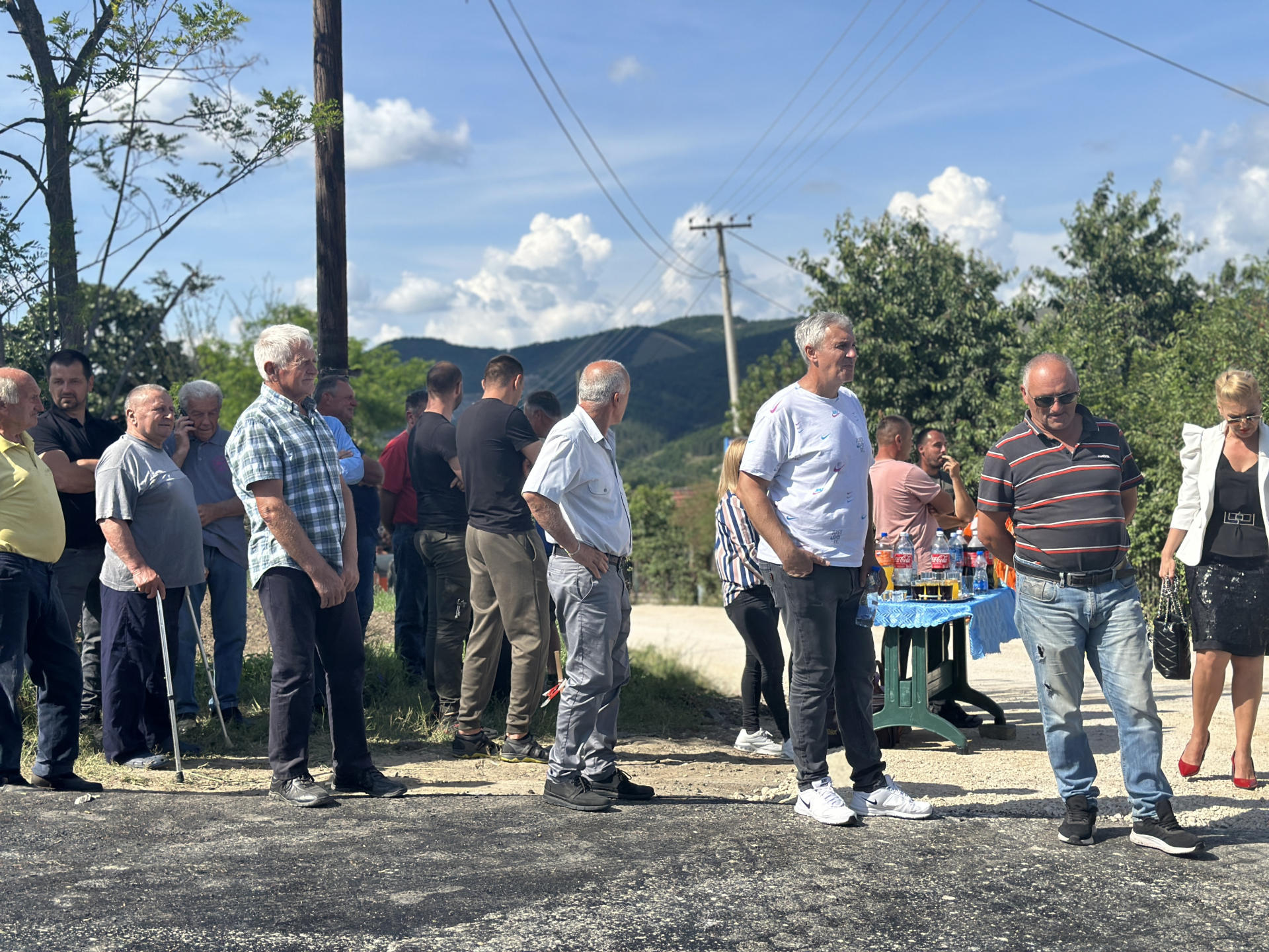 Vruć asflat u čačanskim selima meštanima zamirisao lepše od pečenja, gradi se nov put na mestu gde su tokom izgradnje auto-puta kamioni napravili haos/ FOTO: RINA