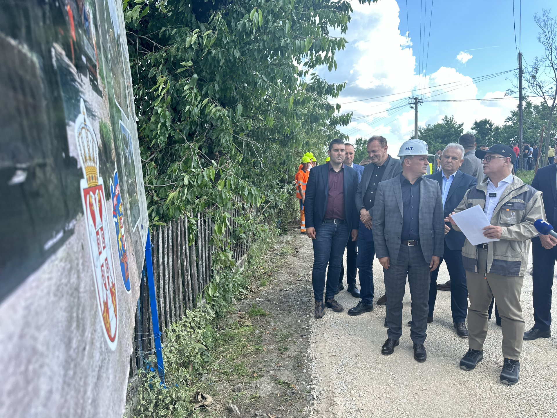 Vruć asflat u čačanskim selima meštanima zamirisao lepše od pečenja, gradi se nov put na mestu gde su tokom izgradnje auto-puta kamioni napravili haos/ FOTO: RINA