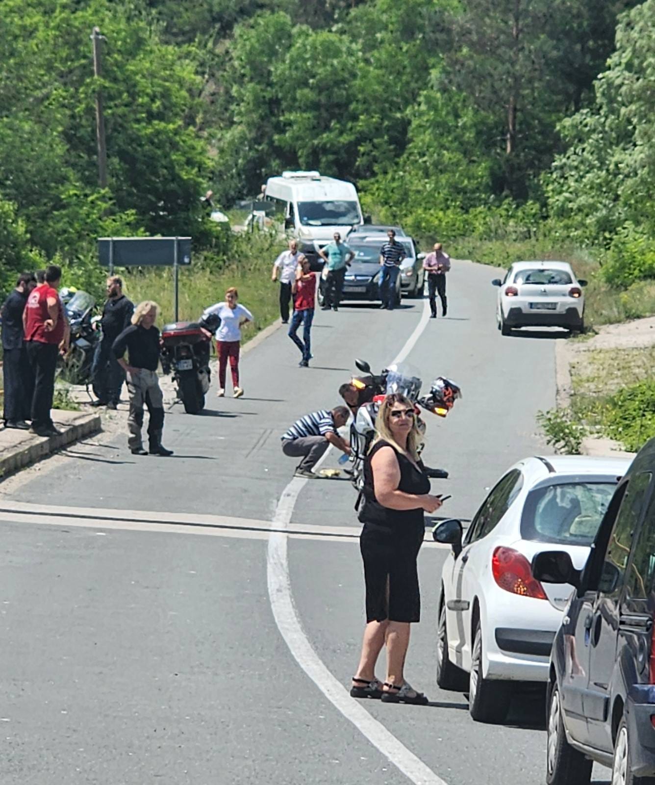 Teško povrđen stariji muškarac kod Priboja: Izašao iz autobusa i krenuo da pređe put, a onda ga pokosio motociklista stranac (FOTO)