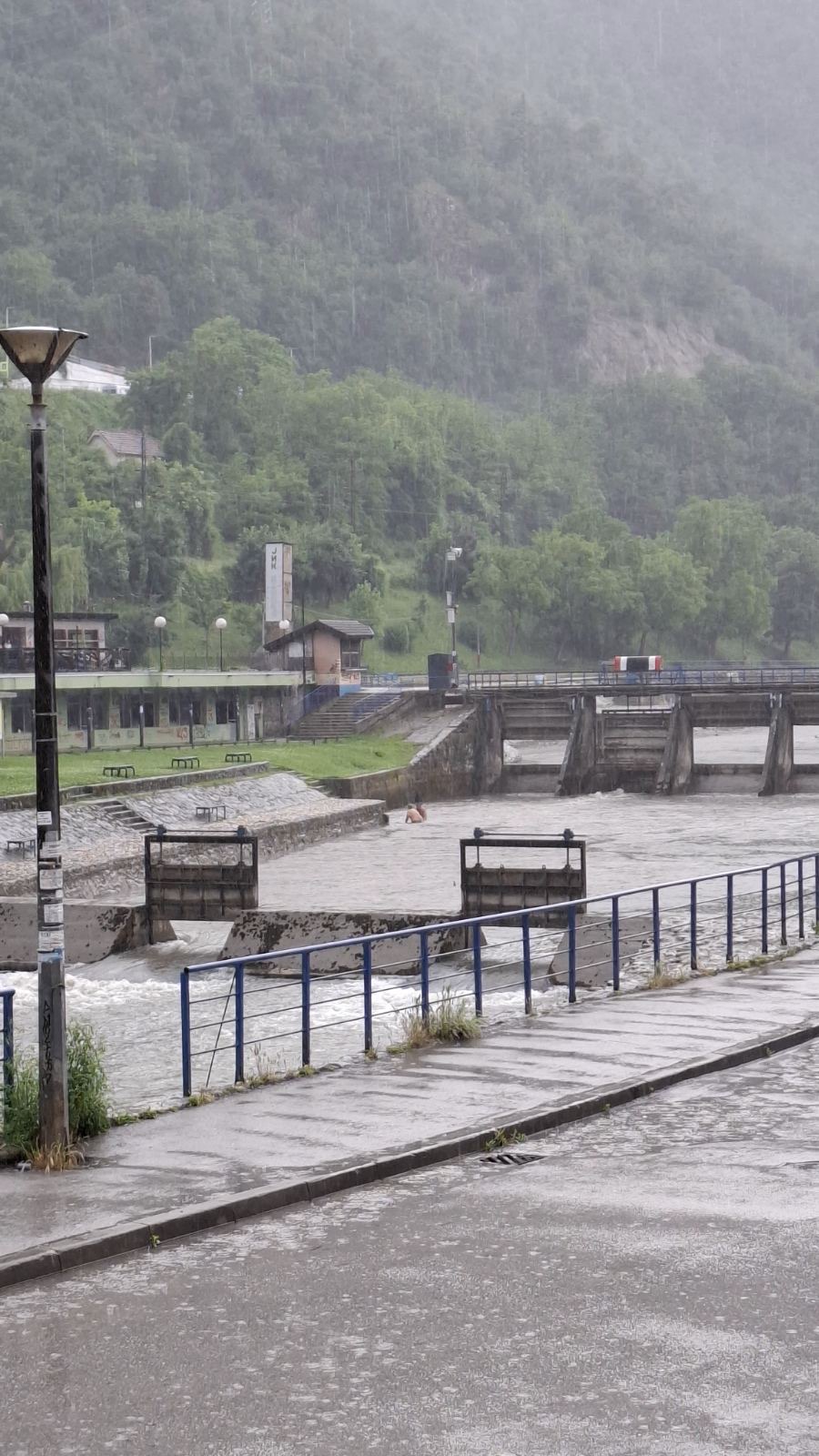Neverovatan prizor na reci Đetinji u Užicu: Dvojica muškaraca opušteno se brčkaju u hladnoj vodi a kiša pljušti, prolaznici ostali u čudu (FOTO)(VIDEO)