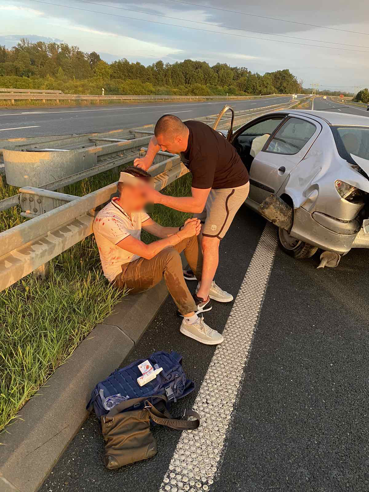 Krvav dečko sedi pored smrskanog automobila, odmah sam prileteo u pomoć: Flip je heroj iz Čačka koji se našao na licu mesta udesa na autoputu, odmah je iz gepeka izvadio svoj "plavi" ranac (FOTO)(VIDEO)