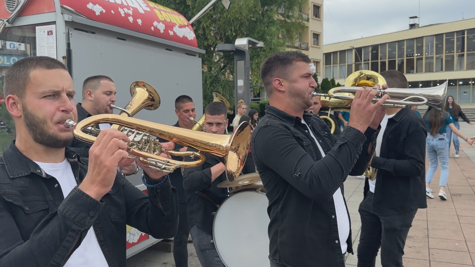 Opleli uzicko kolce u samom centru grada: Veselje maturanata širom Srbije ne prestaje, ovo su urnebesne slike iz Čačka - trubači napunili dzepove (FOTO)(VIDEO)