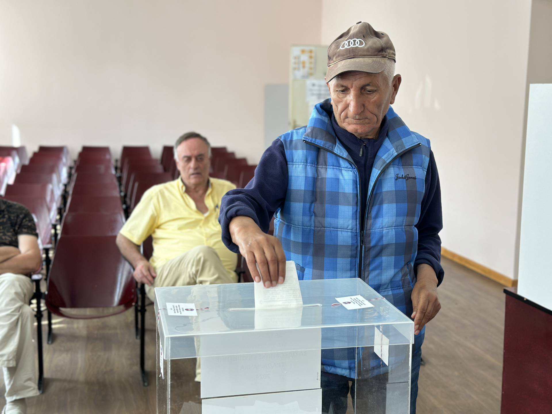 Glasao gradonačelnik Čačka: Milun Todorović na biračko mesto u centru stigao sa porodicom (FOTO)(VIDEO)