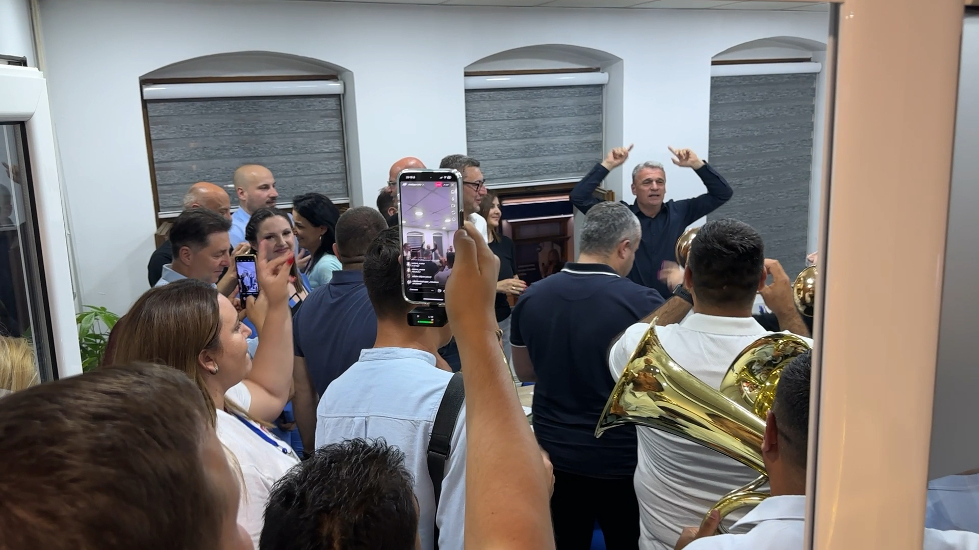 Grme trubači kroz centar Čačka: Ovako Srspka napredna stranka slavi ubedljivu pobedu na lokalnim izborima, osvojili preko 50 odsto glasova (FOTO) (VIDEO)