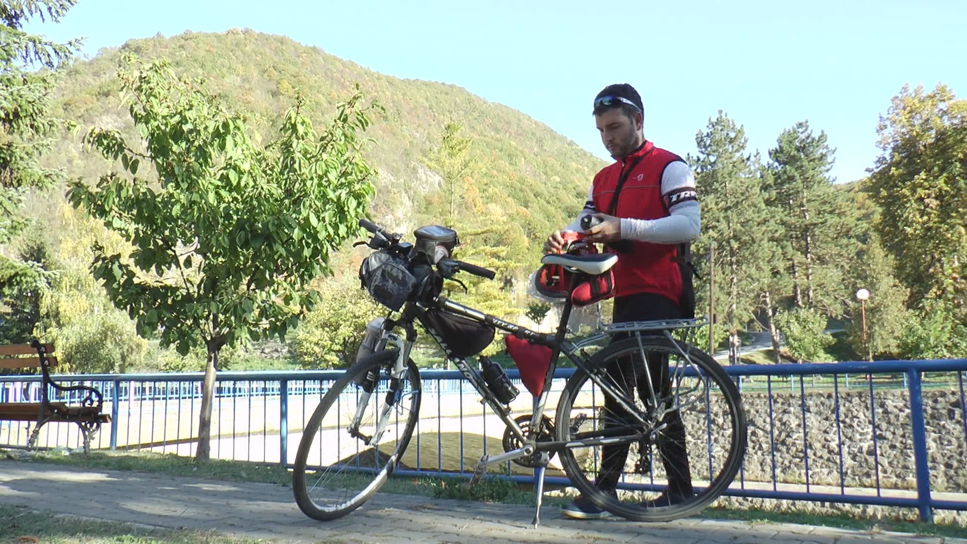 Mladi Čačanin na biciklu prešao desetine hiljada kilometara: Stefan fasciniran Prokletijama, a dan kad se spasio da ne padne u provaliju na Hajli slavi kao drugi rođendan (FOTO)