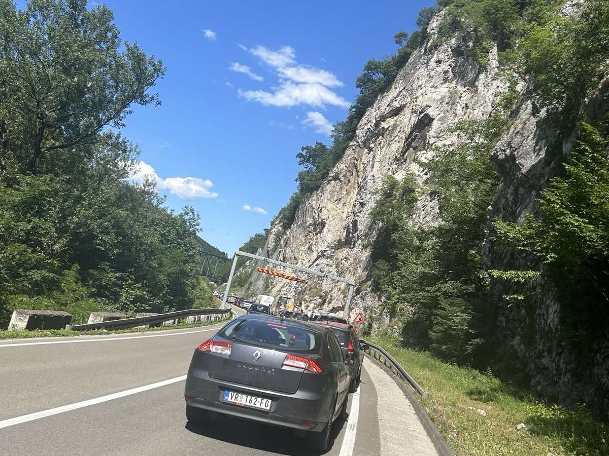 Teška nezgoda u tunelu kod Ovčar Banje: Sudarili se kamion i putničko vozilo, stvaraju se dugačke kolone vozila