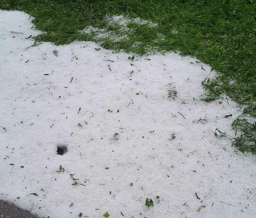 Tuklo je sa neba skoro pola sata: Jak grad pogodio sela oko Topole, ogromna šteta pričinjena na voću i povrću - meštani sa strahom gledaju u nebo (FOTO)