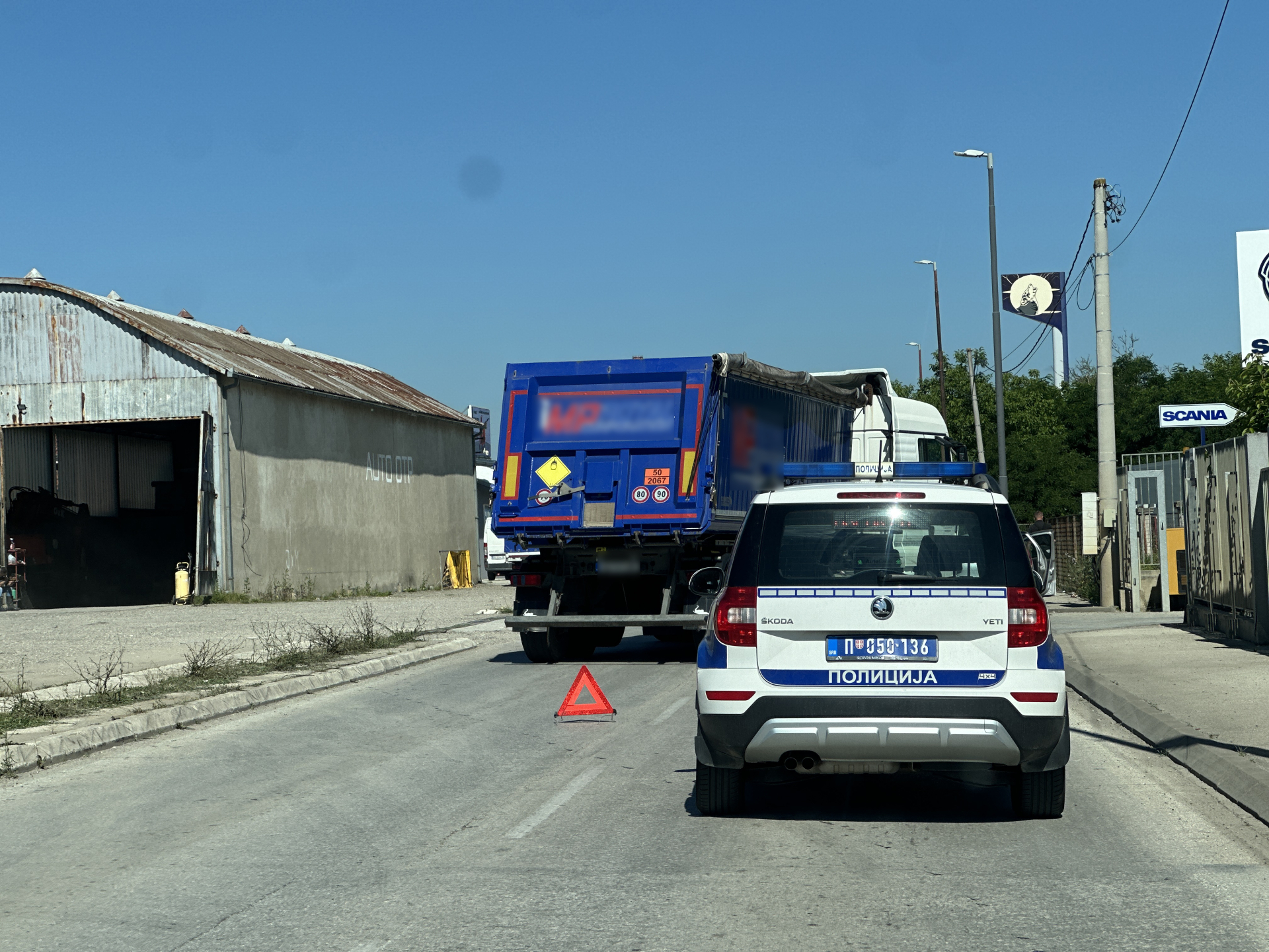 Sudar kamiona i fiat punta u Čačku: Rasuti delovi vozila po ulici, nema povređenih lica (FOTO)