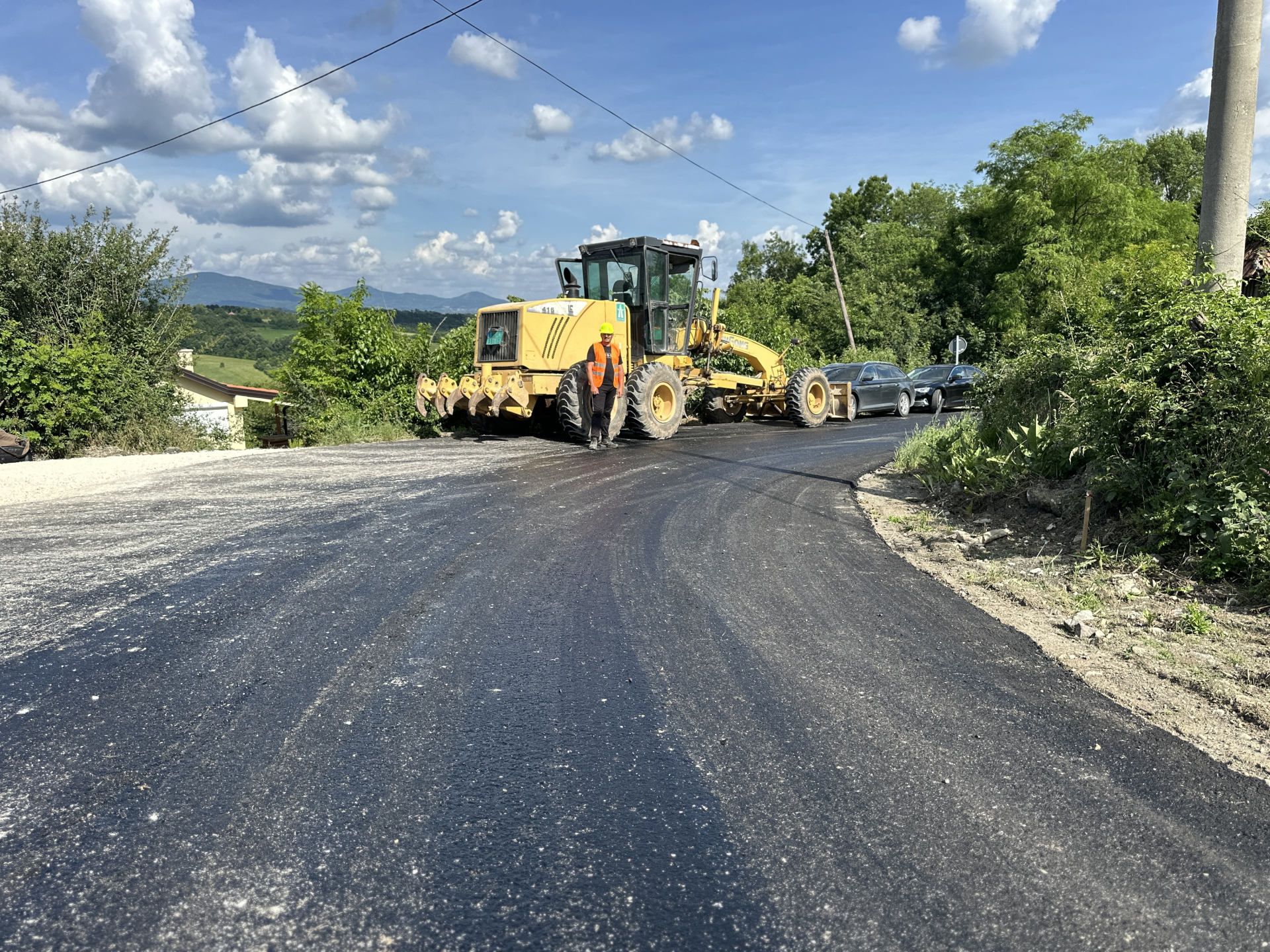 Obećano – ispunjeno: Novi asfaltni putevi umesto starih i oštećenih tokom izgradnje auto-puta, stigao spas za stotine meštana čačanskih sela (FOTO)