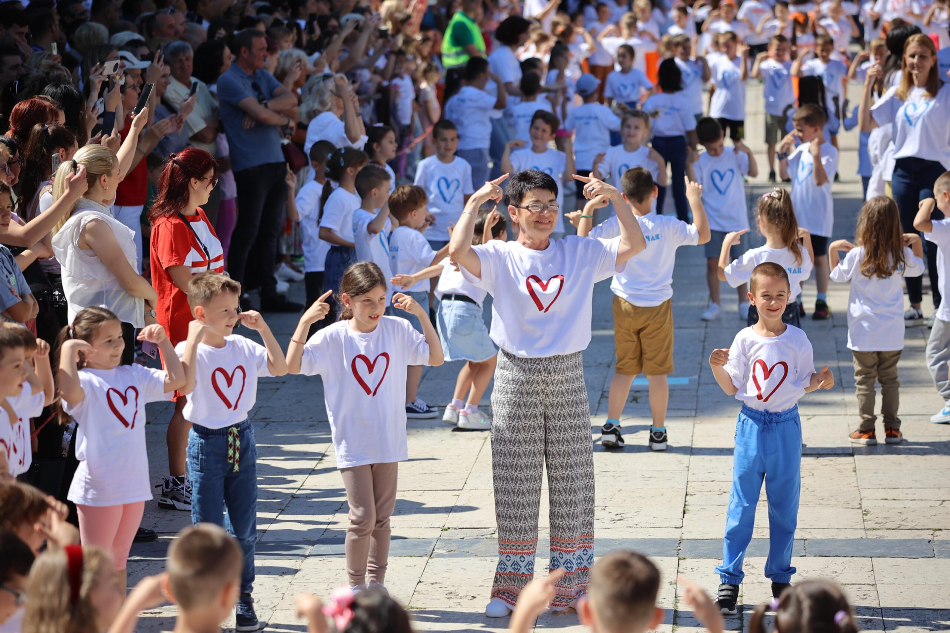 Deco vi ste nešto najlepše i navrednije što imamo: Prelepa slika poslata sa gradskog trga u Užicu, mališani se plesom oprostili od vrtića (FOTO)