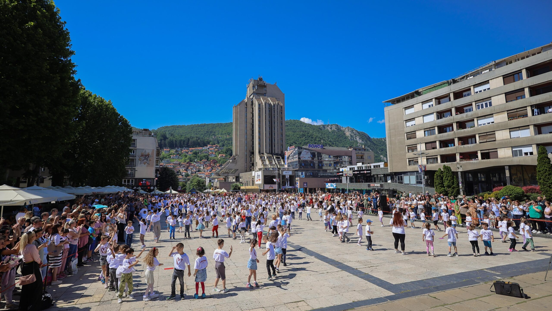 Deco vi ste nešto najlepše i navrednije što imamo: Prelepa slika poslata sa gradskog trga u Užicu, mališani se plesom oprostili od vrtića/ Foto: Sajt grada Užica