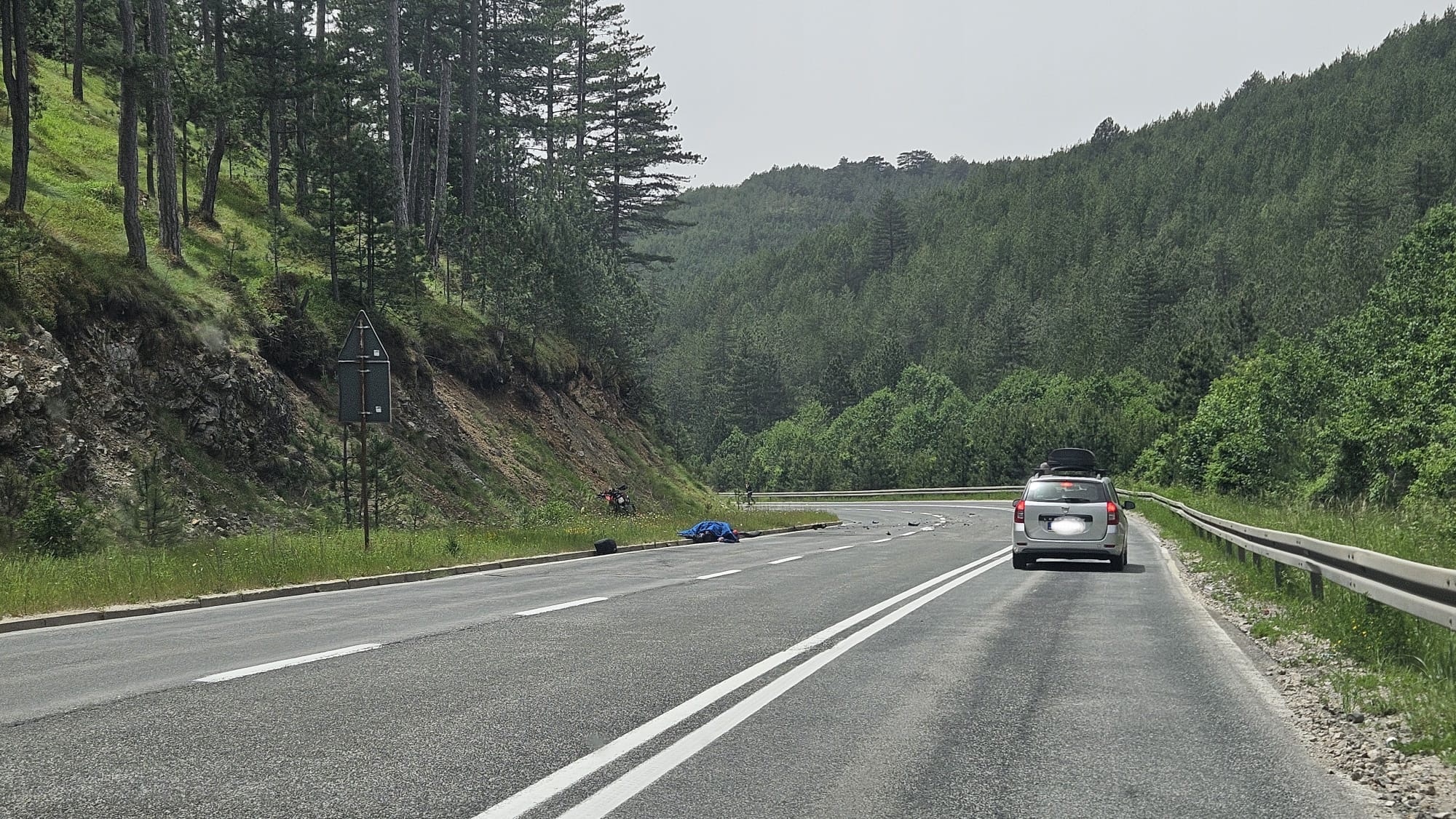 Pao je na zemlju i nije mu bilo spasa: Teška saobraćajna nesreća kod Zlatibora, nastradao motociklista (FOTO)
