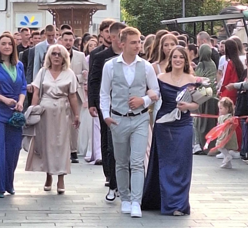Ena i Almin predvodili su maturski defile u Sjenici / foto: Privatna arhiva