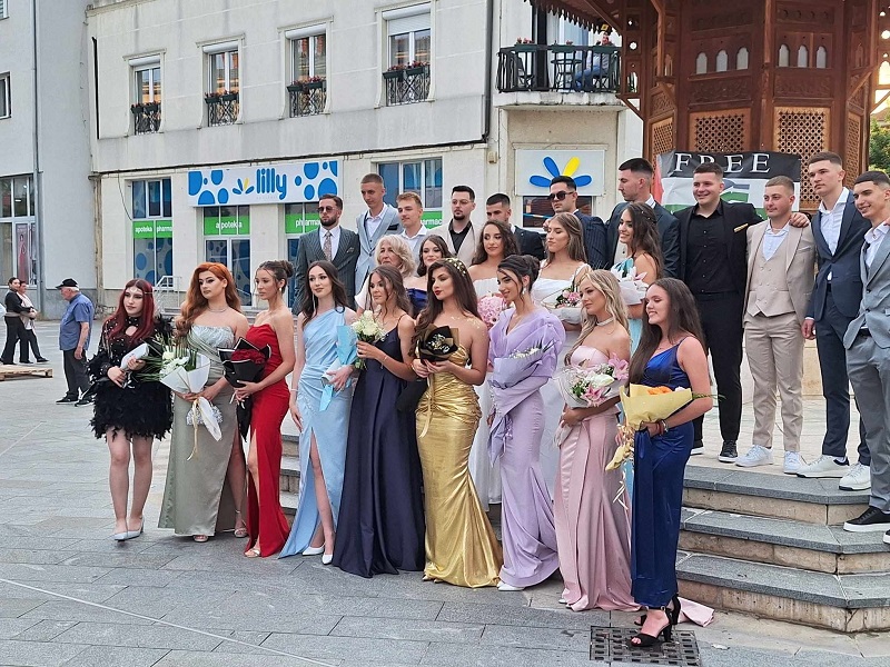 Oni su ponos Sjenice: Ena i Almin predvodili su maturski defile, mnogo toga su postigli za četiri godine ali veliki planovi za budućnost tek slede (FOTO)