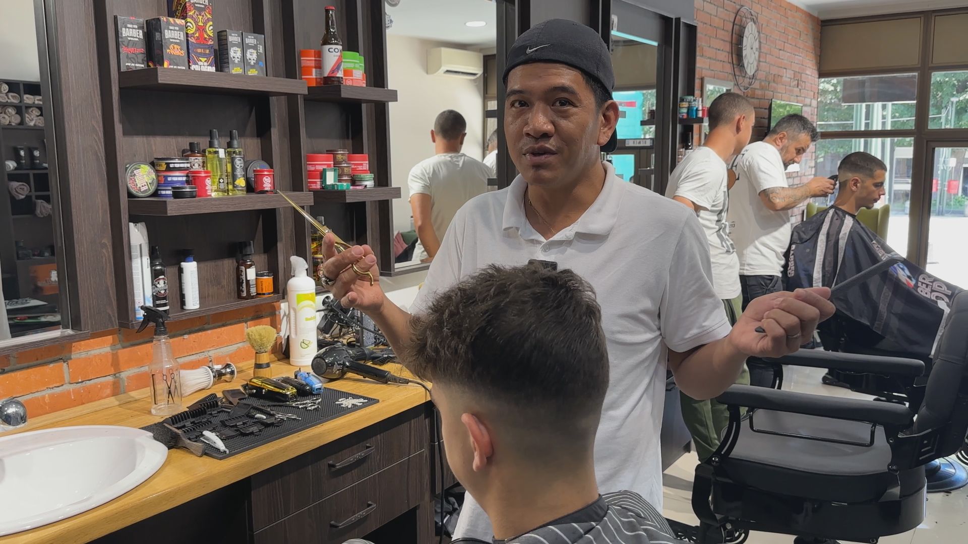 On Užičanima "radi o glavi" punih sedam meseci, sada je tu proslavio i svoj rođendan: Mladi Filipinac jedan je od najomiljenijih frizera u gradu na Đetinji (FOTO)