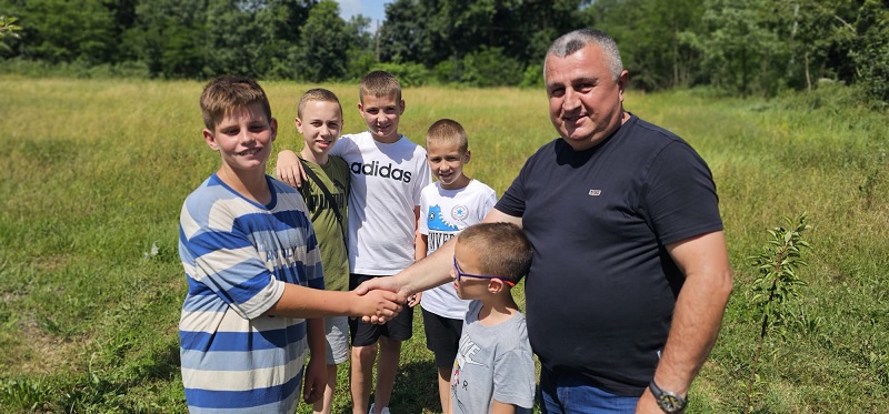 Dragiša poveo unuke kod malog Radoja da upoznaju dečaka borca: Privrednik iz Požarevca sam se javio da izgradi kuću za namučenu porodicu i tako im pomogne - veliko bravo (FOTO)