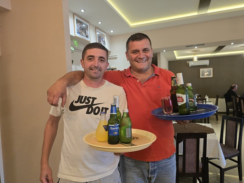 Neverovatan dogovor dvojice ugostiteja iz Čačka: Rapo i Vujo rade jedan kod drugog u lokalu,  tako u nedostatku konobara imaju bar jedan slobodan dan (FOTO)