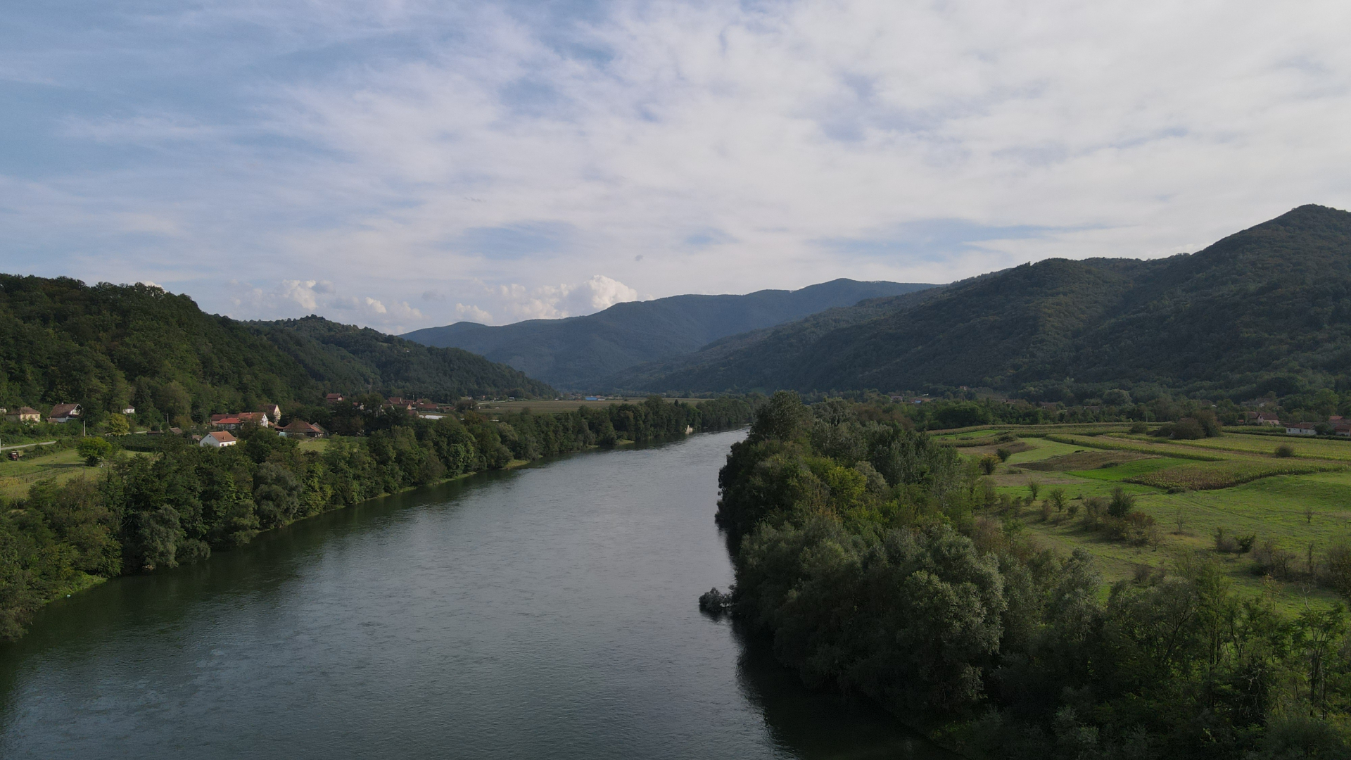 Nestvarno mesto na zapadu Srbije – tu se gnezde beloglavi supovi i pogled puca na kanjon Drine: Posetioci iz čitavog sveta obilaze vidikovac Lokve kod Ljubovije (FOTO)  