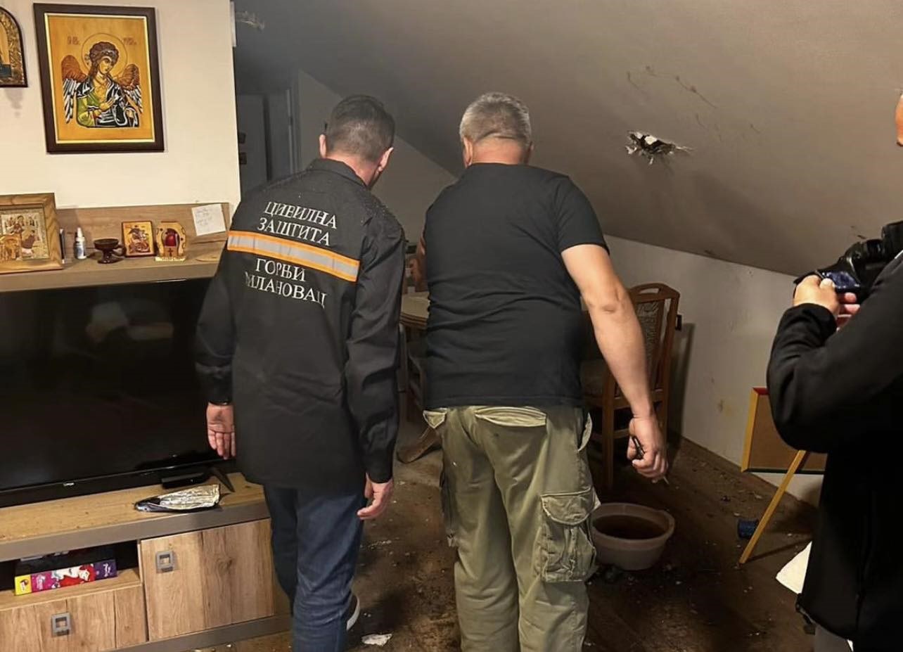 Odjednom je nešto puklo - ovako izgleda kuća u koju je pala protivgradna raketa: Dramatične slike nakon nevremena i u Topoli, grad veličine oraha opustošio voćnjake (FOTO)