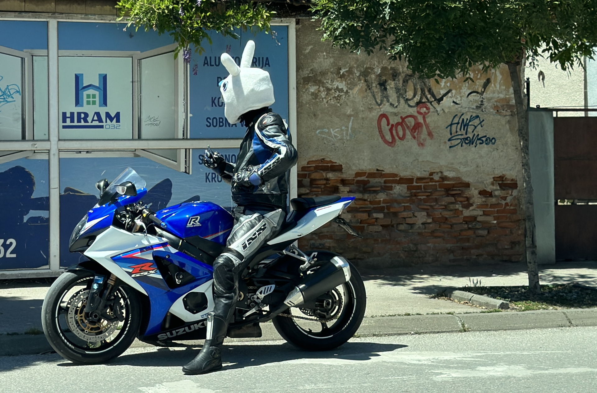Nisam verovala šta vidim, posle sam se zapitala samo jedno: Bajker na opasnom motoru kroz grad prodefilovao sa maskom belog zeke na glavi, građani iznenađeni (FOTO)