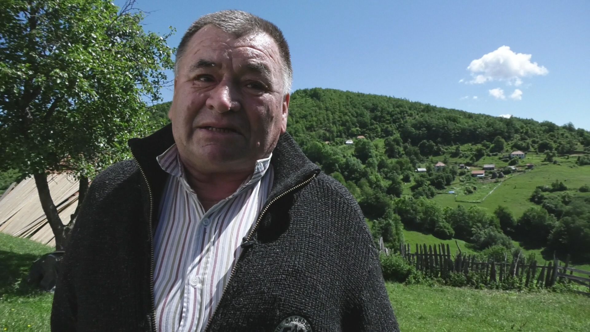 Traktor ga pregazio kao flašu, padao sa visine preko deset metara i svako mu rebro bilo polomljeno: Gojko iz sela Brakovac je čovek čudo, pored svih nezgoda koje je preživeo i dalje je na nogama (FOTO)