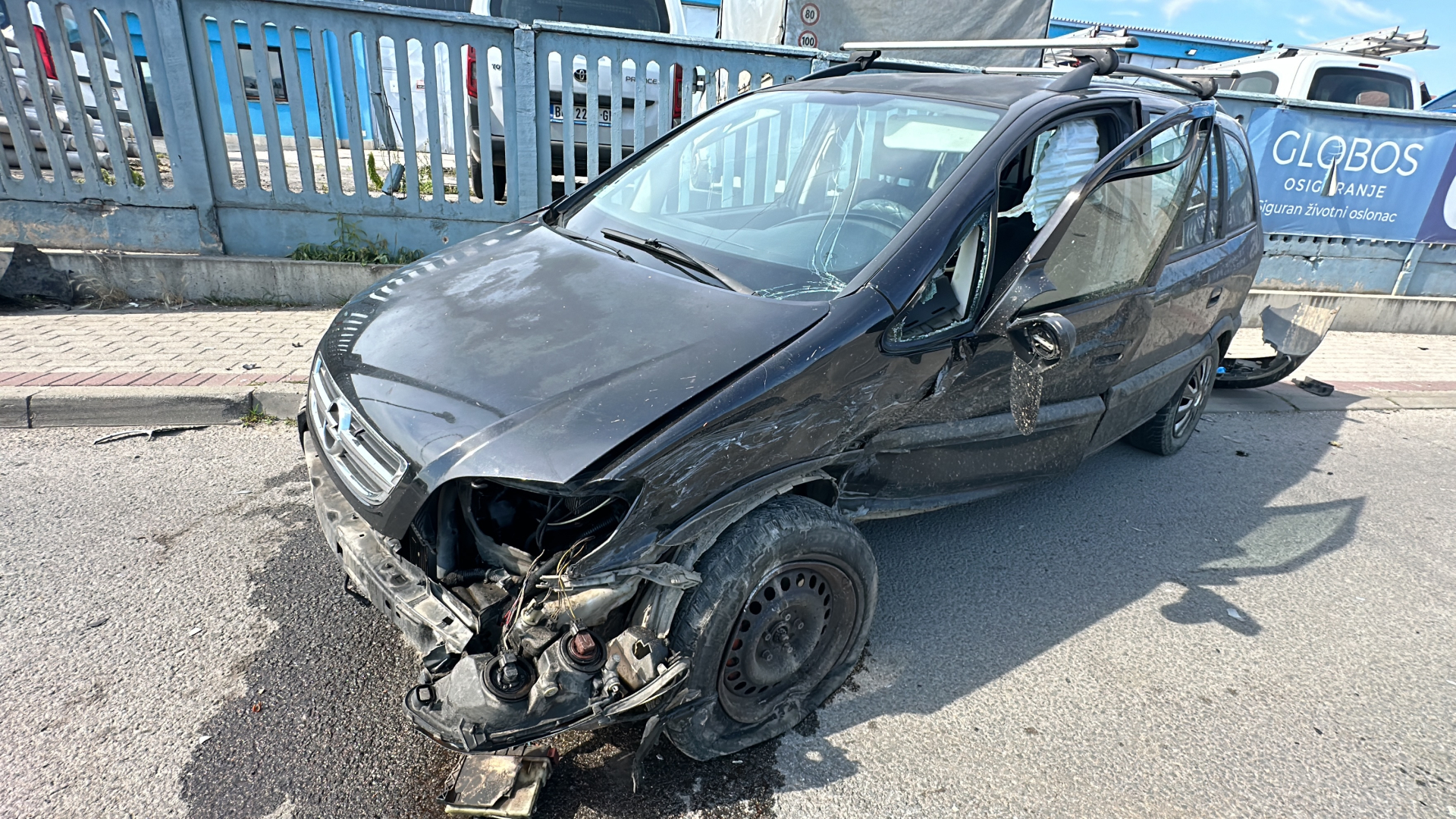 Srča do kolena, svuda po putu rasuti delovi vozila: Žestok sudar poršea i opela u Čačku, od siline udara luksuznom četvorotočkašu otpao i točak (FOTO)(VIDEO)