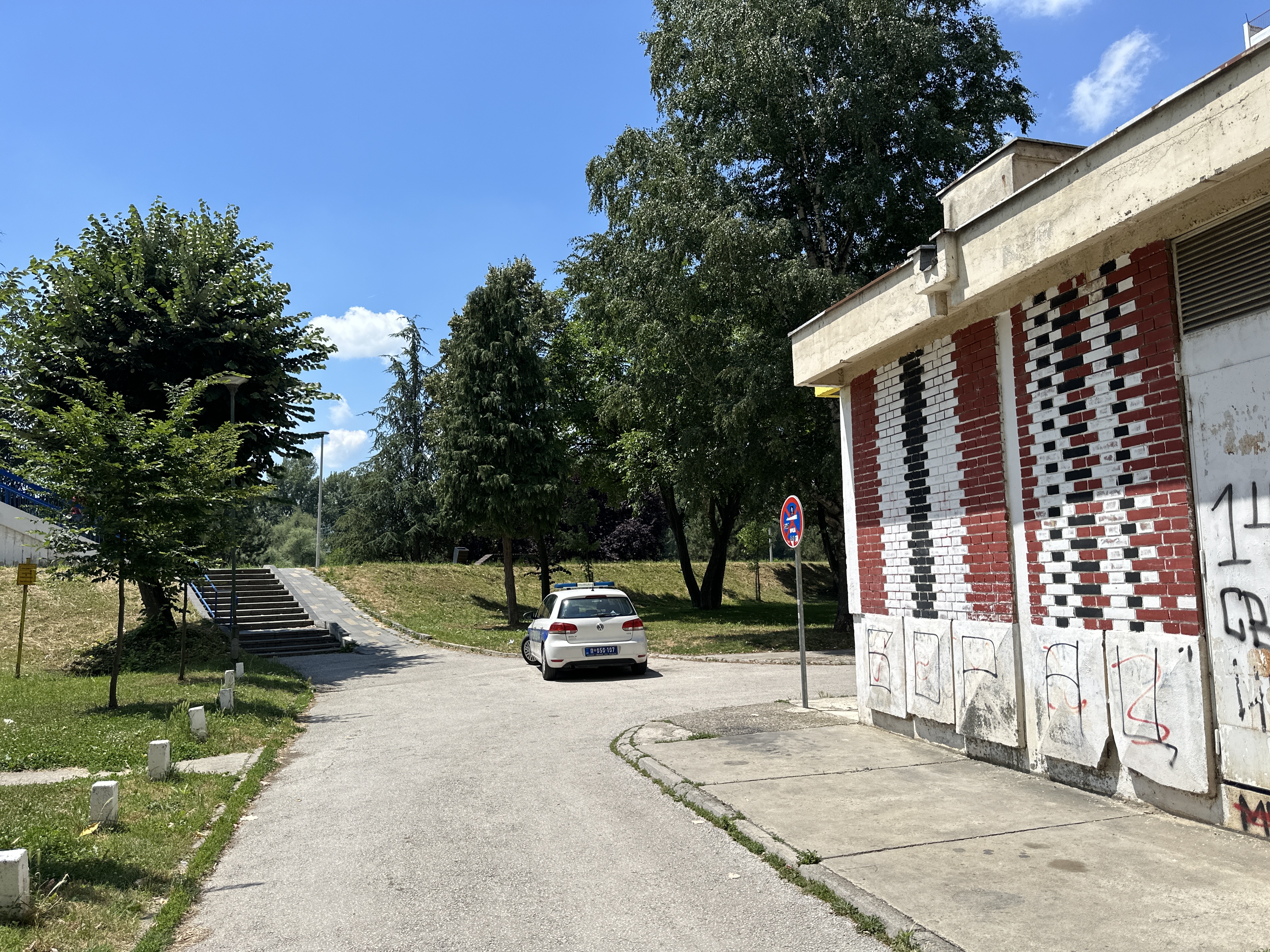 Bila je krvava i sa povredom na vratu: Prolaznici ispod pešačkog mosta u Čačku zatekli ženu da leži bez svesti, odmah prebačena u bolnicu (FOTO)