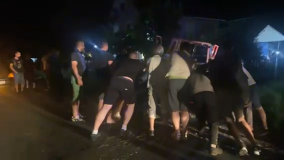 Prve slike jezive nezgode na Ibarskoj: Sudarili se dva vozila i traktor, četiri osobe teško povređene i sanitetima prebačeni u bolnicu/ Foto: RINA