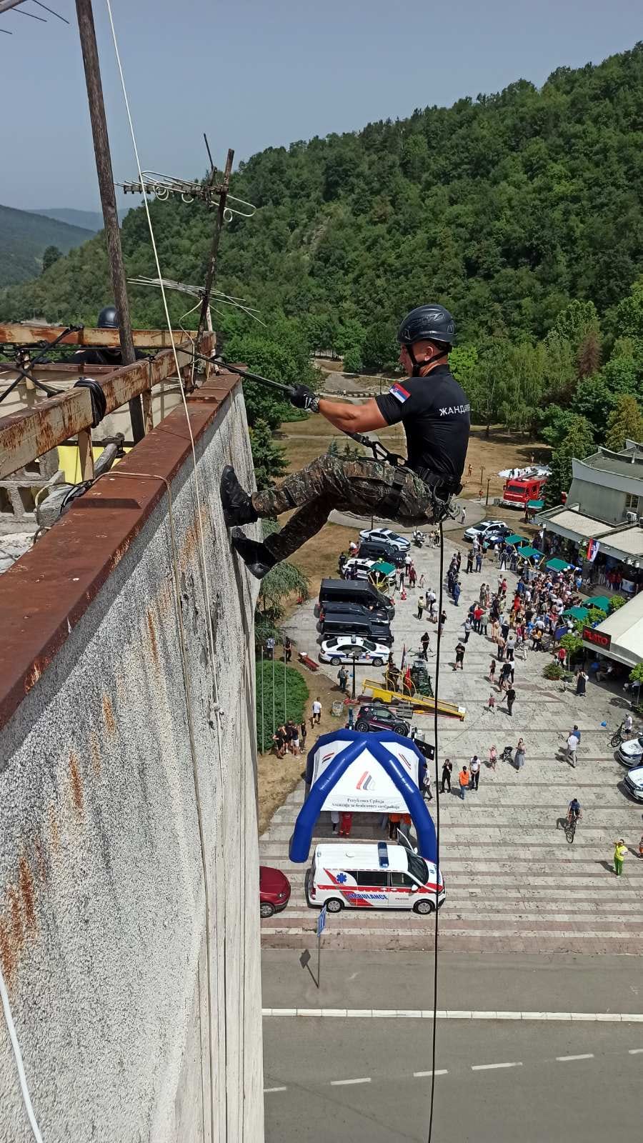 Sa najviše zgrade u Prijepolju spustili uže, pa pokazali neverovatnu hrabrost: Ovako su pripadnici policije i žandarmerije obeležili svoj dan/ Foto: RINAA