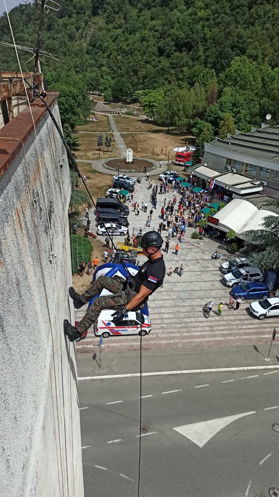 Sa najviše zgrade u Prijepolju spustili uže, pa pokazali neverovatnu hrabrost: Ovako su pripadnici policije i žandarmerije obeležili svoj dan/ Foto: RINAA