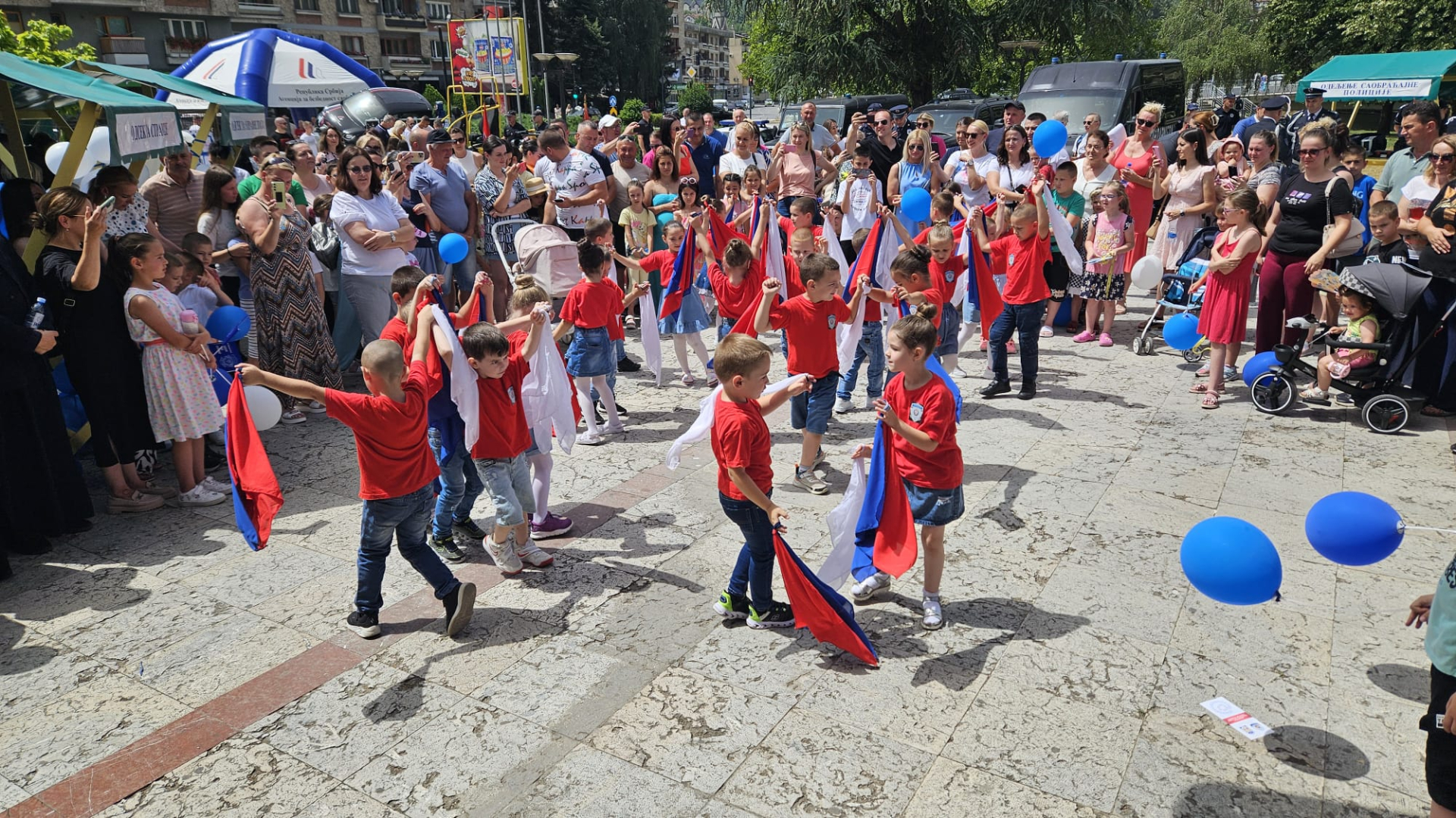 Sa najviše zgrade u Prijepolju spustili uže, pa pokazali neverovatnu hrabrost: Ovako su pripadnici policije i žandarmerije obeležili svoj dan/ Foto: RINAA
