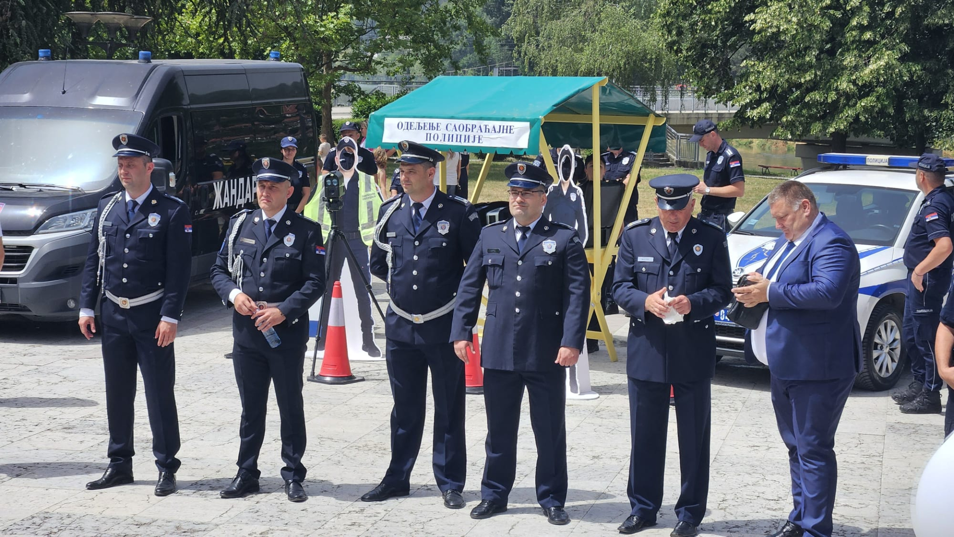 Sa najviše zgrade u Prijepolju spustili uže, pa pokazali neverovatnu hrabrost: Ovako su pripadnici policije i žandarmerije obeležili svoj dan (FOTO)