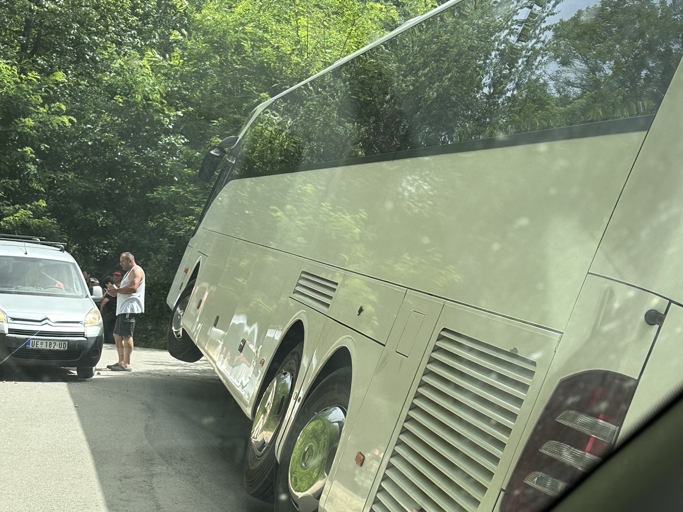 Autobus sleteo sa puta kod Kosjerića/ Foto: Privatna arhiva