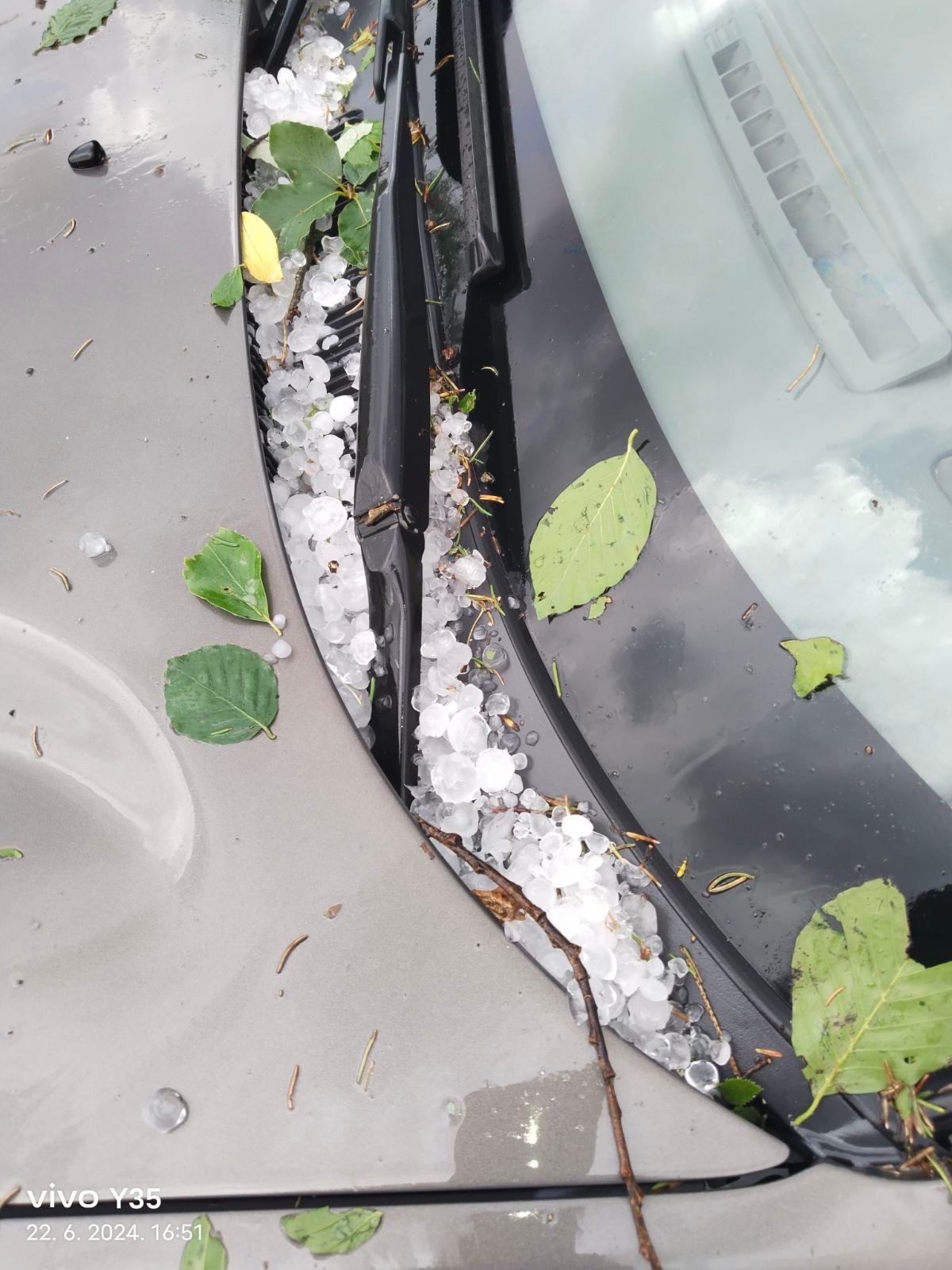 Apokalipsa u Ivanjici: Snažan grad tukao u selima, nevreme opustošilo malinjake i odnelo puteve (FOTO)