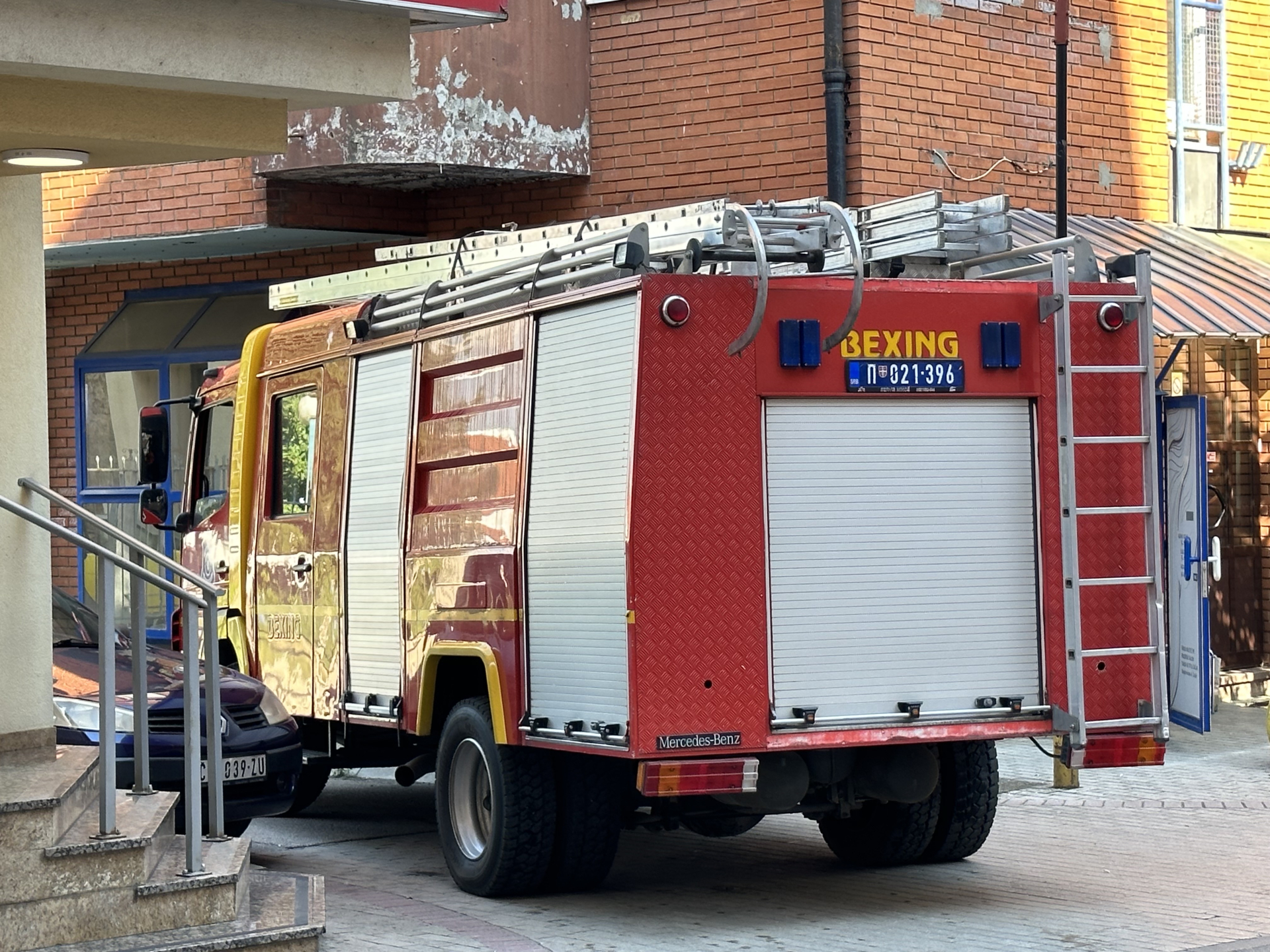 Ogroman plamen odjednom je buknuo ispod haube: Zapalio se automobil na parkingu, vatra pretila da se proširi