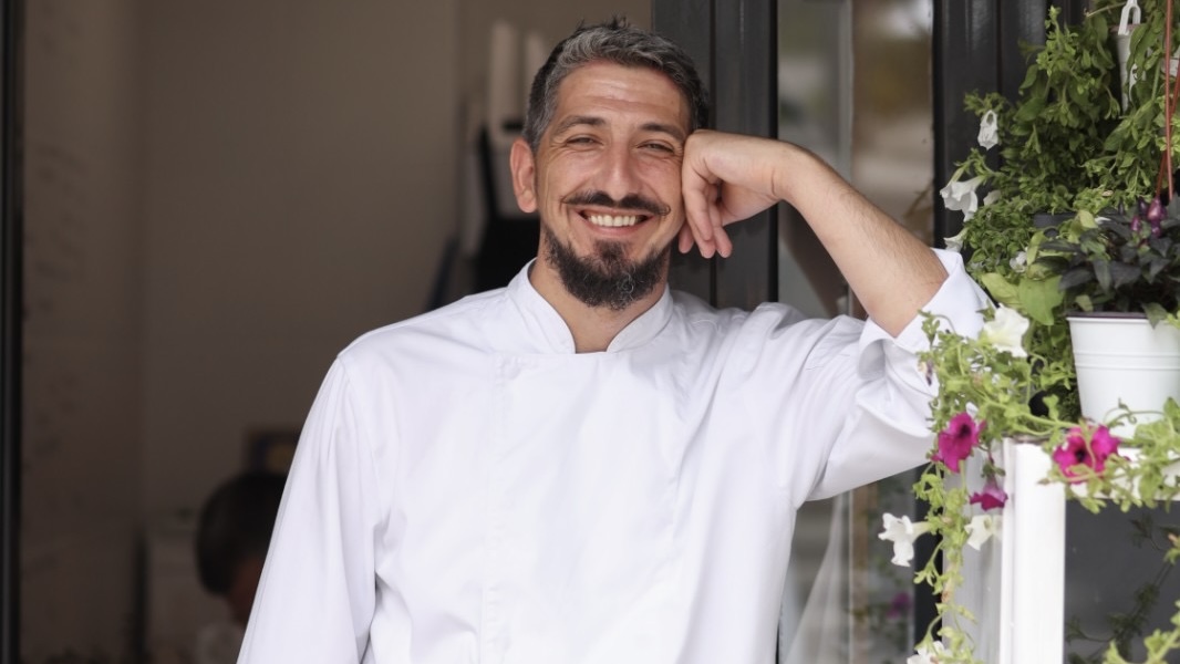 Od perača sudova do vlasnika jedinstvenog restorana u Srbiji: Dalibor u srcu Zlatibora sprema isključivo posna jela, omiljeni su sir od suncokreta i hleb od vodeničkog brašna/ Foto: Privatna arhiva