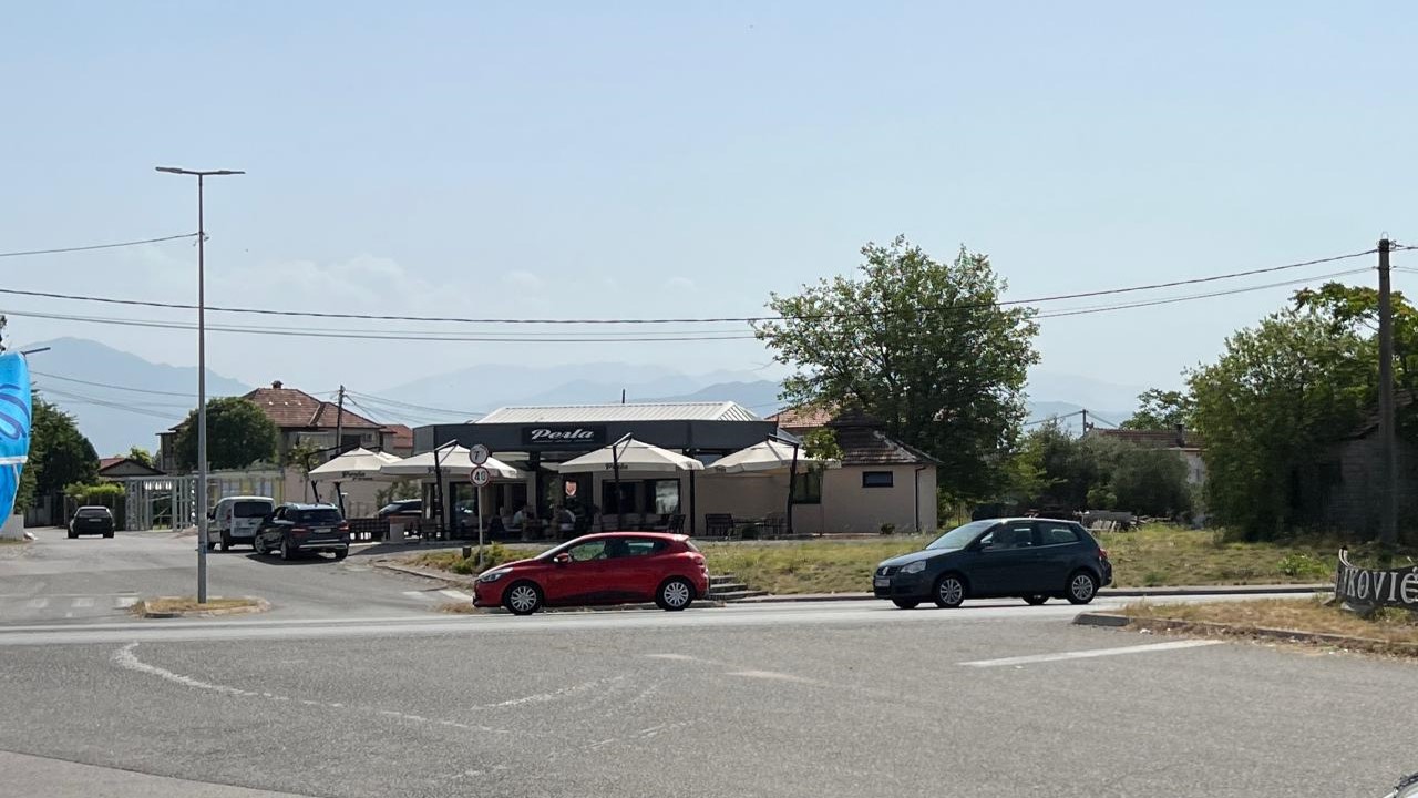 Čuli smo da je nešto puklo, nismo znali šta je: Ovo je kafić u Zeti u kom je jutros odjeknula eksplozija, radi normalno a pričenjena samo manja materijalna šteta/ Foto: RINA