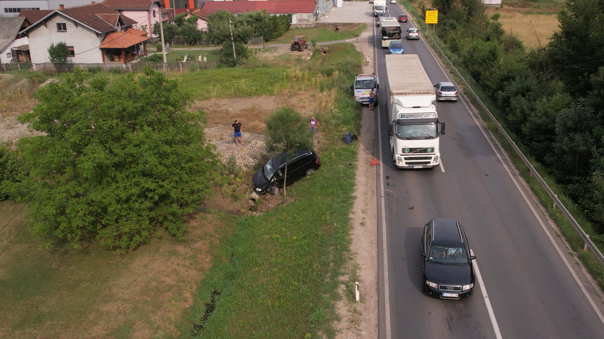 Drama na Ibarskoj magistrali: Šest osoba povređeno u teškom udesu a među njima i dvoje maloletne dece, od siline udara automobil sleteo sa puta i udario u betonski propust (FOTO)