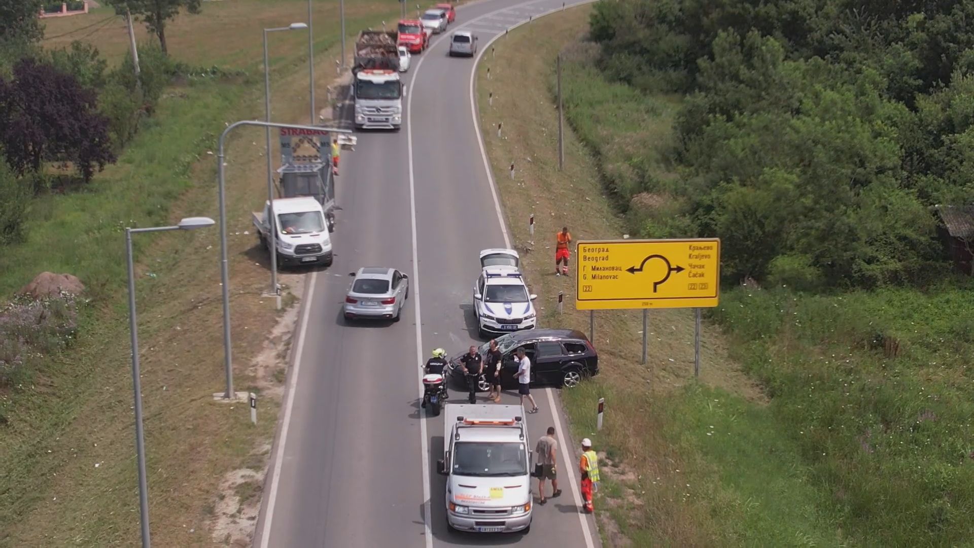 Žestok sudar u blizini auto-put kod Čačka: Staklo i delovi vozila razbacani svuda po putu(FOTO)(VIDEO)
